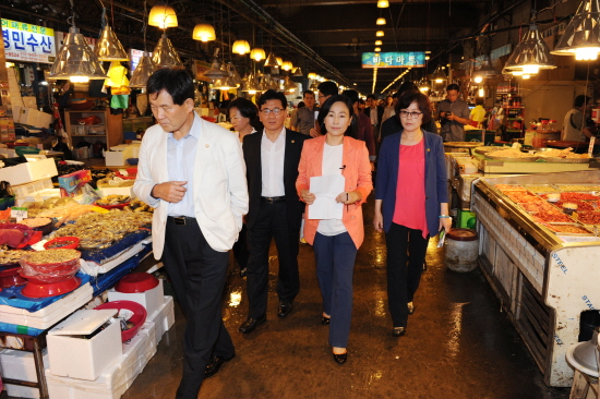 노량진수산시장을 방문한 서울시의회 복건복지위원회 위원