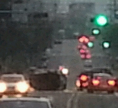 왼쪽에 전복된 차량이 보이는 도림동 사고현장