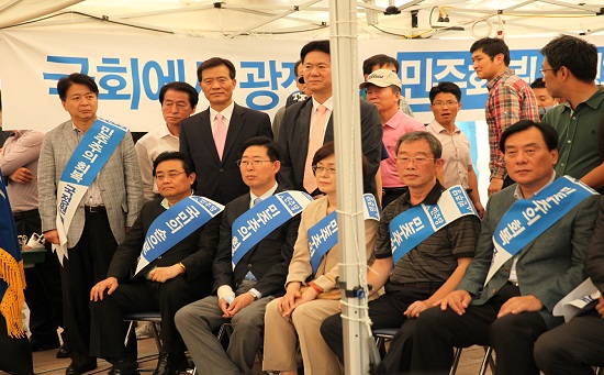 민주당 전병헌 원내대표와 최고위원, 박기춘 사무총장 등이 기자회견을 지켜보고 있다. ⓒ안영혁 