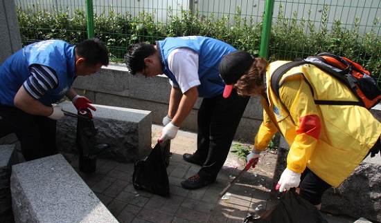    대림역 2호선과 7호선 사이 중앙길에서 봉사활동을 펼치고 있는 평화봉사단(파란색)과 중국동포한마음협회 봉사단(노란 옷)  