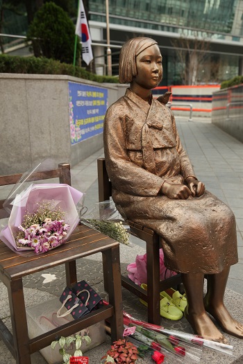 일본 대사관 앞에 세워진 소녀상 ⓒ안영혁