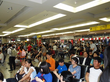 귀성객들이 영등포역 맞이방에서 열차를 기다리고 있다.