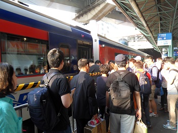 귀성객들이 열차가 들어오자 탑승을 서두르고 있다.