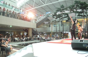  관객으로 붐비는 코리아인모션-액션드로잉희어로 쇼케이스 (인천공항   )Ⓒ한국관광공사