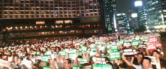 서울광장에서 열린 '국정원 해체와 민주주의 회복을 위한 시국미사' 에 참석한 시민들이 손팻말을 들고 “국정원 해체, 민주주의 회복”을 외치고 있다. ⓒ박영식  