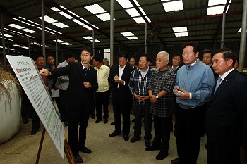 함평 한우 농가를 방문한 김한길 대표 오른쪽 세 번째. 김한길 대표 오른쪽 이낙연, 이윤석 의원