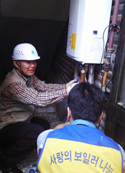 ▲ 사랑의 보일러 나눔 안용묵 대표와 단체 재능기부자가 보일러를 수리하고 있다.