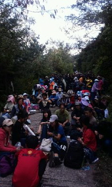 밀양 바드리마을 89번 송전탑 입구에서 대치중인 주민들 (1일 오후 3시 30분 현재)