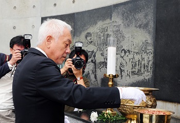 김한길 대표가 민주공원을 찾아 참배하고 있다.