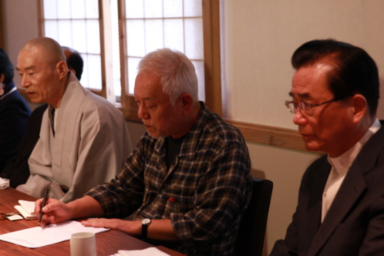 김한길 민주당 대표는 7일 중구 정동 달개비에서 시민사회 원로들과 오찬간담회를 갖고 노숙생활 40일에 대한 소회와 함께 민주주의가 무너지고 있는데 대한 우려와 분노가 깊다고 말했다. (ⓒ안영혁 )