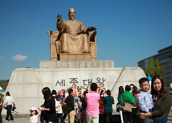 한글 반포 567주년을 맞은 9일(수) 오후 시민들이 광화문 세종대왕상을 찾아 기념촬영 등을 하면서 한글 창시를 되새기고 있다.