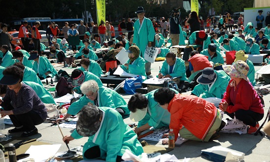서울 광화문광장에서 열린 휘호경진대회 참가자들이 붓으로 휘호를 쓰고 있다. 서울 광화문광장에서 열린 휘호경진대회 참가자들이 붓으로 휘호를 쓰고 있다. Ⓒ안영혁