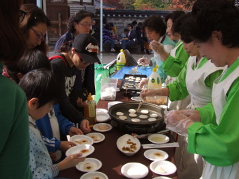 국화전 국화차 시식 &copy;서울시