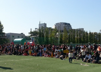 중요인사를 기다리고 있는 행사장