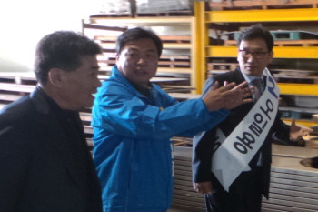 23일 선거운동 중 정남면의 한 사업장을 방문해 생산라인을 둘러보고 있는 오일용 민주당 후보 