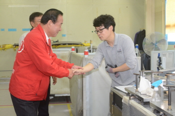  마도공단의 현대차 협력업체 두 곳을 방문해 지지를 호소하고 있는 새누리당 서청원 후보 