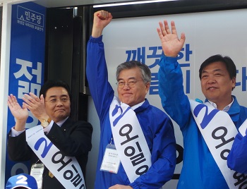 민주당 오일용 후보가 주말인 26일 문재인 의원, 전병헌 원내대표와 함께 남양시장 장터에서 대규모 유세를 갖고 시민들에게 지지를 호소하고 있다.