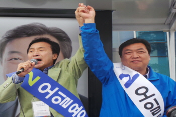 오일용 민주당 후보가 향남 홈플러스 사거리에서 손학규 상임고문과 함께 유세를 펼치며 지지를 호소하고 있다.