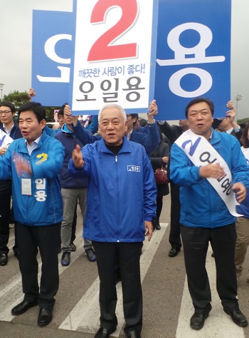 민주당 오일용 후보가 29일 김한길 대표와 함께 기아차 퇴근인사를 하고 있다