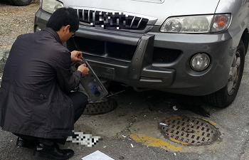 영등포구 세무과 직원이 자동차세 체납 차량에 대해 번호판을 영치하고 있다.