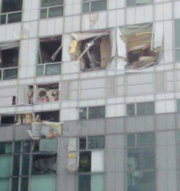  LG전자 소속 민간헬기가 삼성동 아이파크 아파트 102동에 충돌한 후 화단에 추락했다. (Ⓒ박용현)