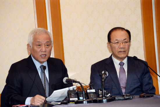 11월 25일(월) 오후 국회 본관 귀빈식당 별실 2호에서 정국 정상화를 위한 양당 회담을 갖고 정국 정상화 방안을 논의한 새누리당 황우여 대표최고위원(오른쪽)과 민주당 김한길 대표 