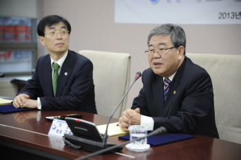 11월 26일(화) ‘기상관측장비 국산화 연구개발 활성화 협력을 위한 MOU’를 체결한 기상청 (청장 고윤화. 오른쪽)과 방위사업청(청장 이용걸. 왼쪽) 