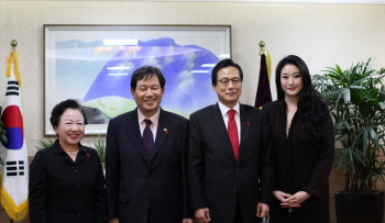 (왼쪽부터)이연배 서울 사회복지공동모금회장, 성백진 서울시의회 의장 직무대리(부의장), 김진수 부의장, 온미정 서울 사랑의열매 홍보대사(슈퍼모델).