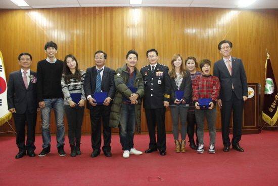 ‘13년「청소년육성회」연말 장학금 수여 및 모범 청소년 격려 행사를 개최한 영등포경찰서 서장 남병근(오른쪽에서 다섯 번째)과 한국청소년육성회영등포지회 회장 노진안( 왼쪽에서 네 번째) &copy;영등포경찰서 