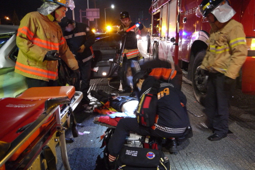 6일 오전 새벽 5시 20분경 영등포구 당산동 노들길에서 발생한 교통사고 현장에 도착한 영등포소방서 1, 2소대 대원들이 응급초지를 취하고 있다. &copy;영등포소방서