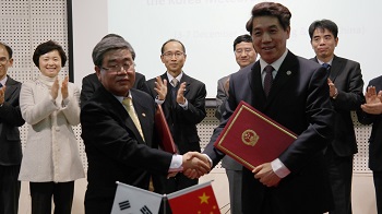 2월 3일(화)부터 7일(토)까지 중국 기상청에서 개최하는 ‘제12차 한‧중 기상청 협력회의’ 참석한 고윤화 기상청장 앞줄 왼쪽