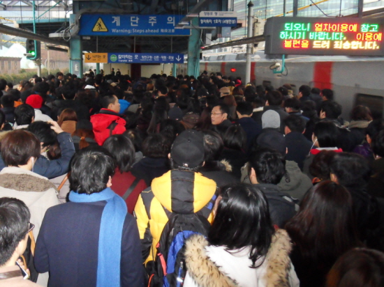 철도노조가 파업에 들어간 9일(월) 오전 9시 8분 신도림역, 출근길에 오른 시민들이 북새통을 이룬 가운데 2호선 환승역을 향해 빠져나가고 있다.