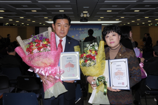 ‘서울사회복지대상’을 수상한 오인영(왼쪽), 정선희 의원(오른쪽)