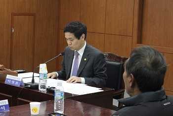 군산 새만금 송전탑 선로변경 요구 현장 조정회의에 참석한 권익위원장 이성보(가운데) 고윤석 주민대책위원장(오른쪽)