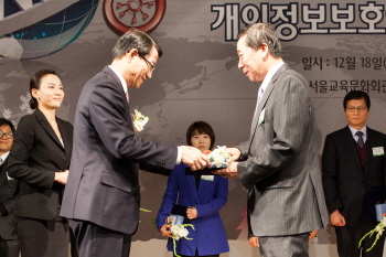 시상식에 참석한 병원협회 이계융 상근부회장(오른쪽)