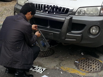 2013.11월. 영등포구 직원이 자동차세 체납 차량에 대해 번호판을 영치하고 있다. ©영등포구청