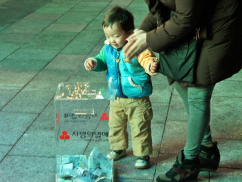 행사에 참석한 어린이가 모금함에 성금을 넣고 있다.