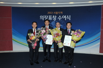 민주평화통일자문회의 의장상인 대통령 표창을 수상한 영등포구의회 오인영 의장(왼쪽에서 두번째)과 권영식 의원(오른쪽 끝) 