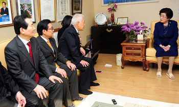 김한길 당대표 등 지도부가 신년 인사차 이희호 여사를 예방했다