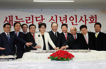 1일 황우여 대표최고위원을 비롯한 주요당직자들은 당사 2층 강당에서 열린 2014 신년인사회에 참석했다.