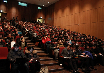   * IT기업 관계자들이 서울시 정보화사업별 추진내용과 예산규모 등 설명을 듣고 있다.