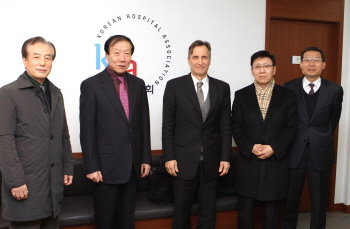 사진 왼쪽부터 심정택 이사, 김윤수 회장, 인세빈 회장, 나춘균 대변인, 서석완 사무총장