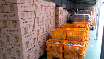 특사경에 적발된 이천백사산수유영농조합안에 제조된 불량제품들이 쌓여있다.