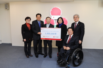 서울시의회 보건복지위원회는 사회복지공동모금회 6층 강당에서 필리핀 태풍피해 구호 현장에 전달될 수 있도록 지정후원금을 전달했다.