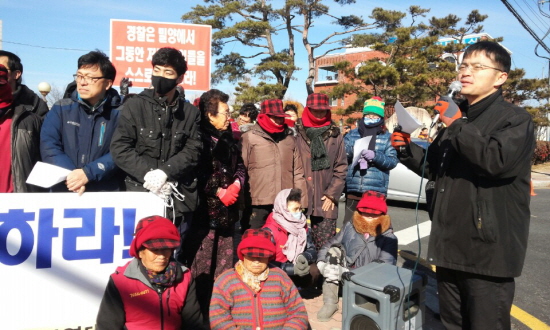 밀양 765kV 송전탑 반대 대책위원회와 울산시민연대는 13일(월) 오후 밀양경찰서 앞에서 가자회견을 열고 울산시민연대 정대준 활동가의 석방을 촉구했다.