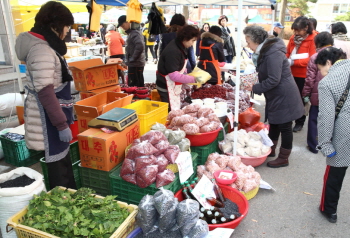 2013.11월 구청광장 열렸던 직거래장터(사진제공 영등포구)