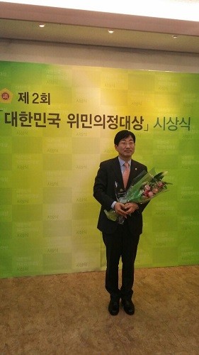 김형태 서울시교육의원은 23일 오후 3시 국회도서관 대강당에서 열린 ‘제2회 위민의정대상’ 수상식에서 ‘대한민국 위민의정대상’을 수상했다.
