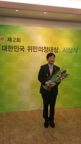 김형태 서울시교육의원은 23일 오후 3시 국회도서관 대강당에서 열린 ‘제2회 위민의정대상’ 수상식에서 ‘대한민국 위민의정대상’을 수상했다.