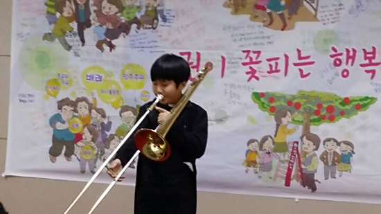  학생인권조례 2주년 기념행사 한 어린이가 학생인권조례 2주년을 맞이하여 축하 연주를 하고 있다. 어떻게 하면 우리나라 학생들도 유럽의 교육선진국 학생들처럼 행복하게 해줄 수 있을까요? 