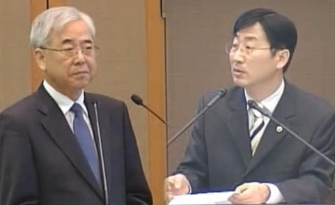 문용린 교육감에 대한 시정질문 생선가게고양이도 아니고 왜 문교육감은 국제중, 우초초 등 사학비리 앞에만 서면 작아지는가? 사학비리 척결없이는 서울시교육청 청렴도 꼴찌 벗어나기 힘들다는 것을 모를 리 없을 텐데... (문용린 교육감 왼쪽, 김형태 교육의원 오른쪽) ⓒ 김형태 교육의원실 